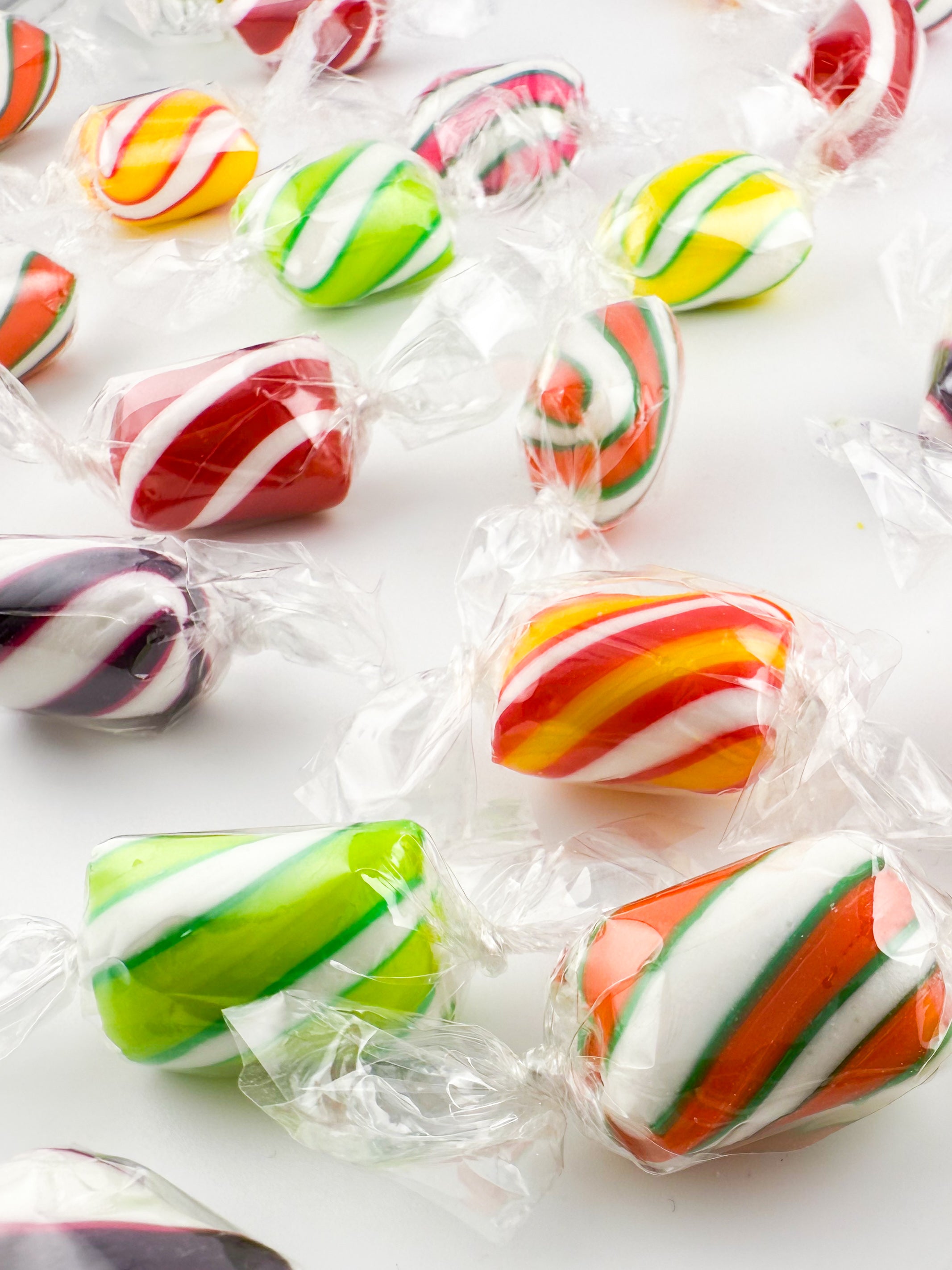 どんどん スクイーズ Fruitie Tootie Twists - Bulk (25 lb Case) – Atkinson Candy Co.